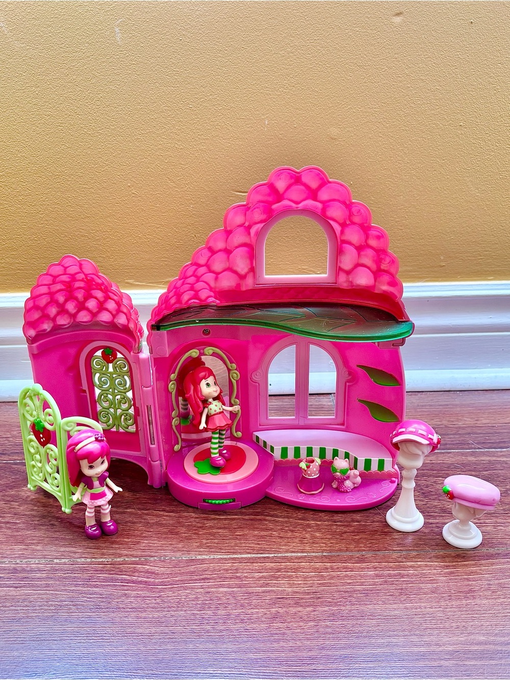 Strawberry Shortcake Raspberry’s Boutique Playset Hasbro